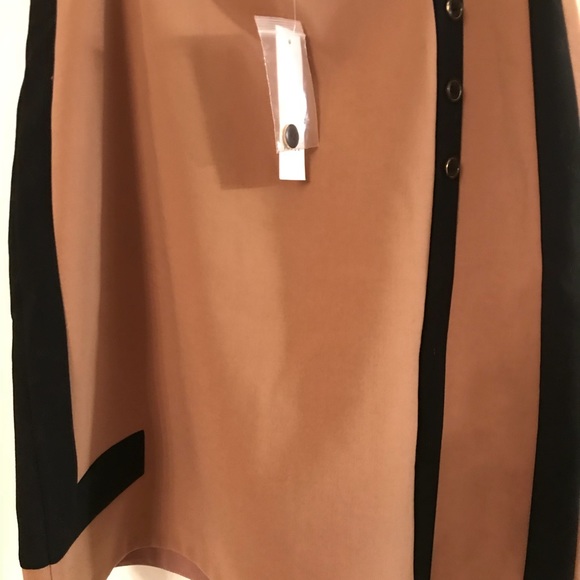 NWT WHBM tan/camel and black skirt. Size 6. - Picture 5 of 8